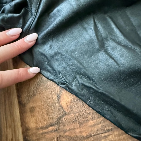 HUE Women's Sleek Black Leggings - Picture 6 of 10